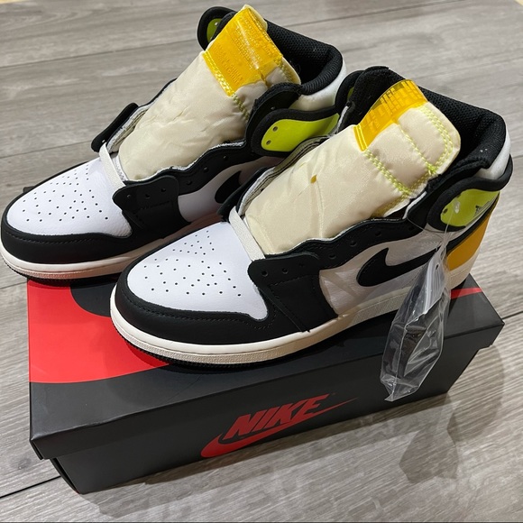 Air Jordan 1 Retro High “Volt” OG Men's 11.5 - Picture 6 of 8